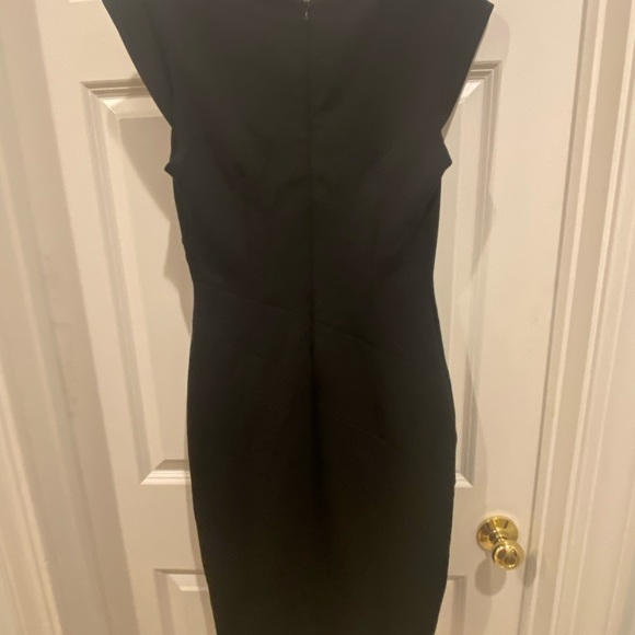 Absolutely stunning/sexy/classy/classic little black dress💃🏼 - Picture 5 of 8